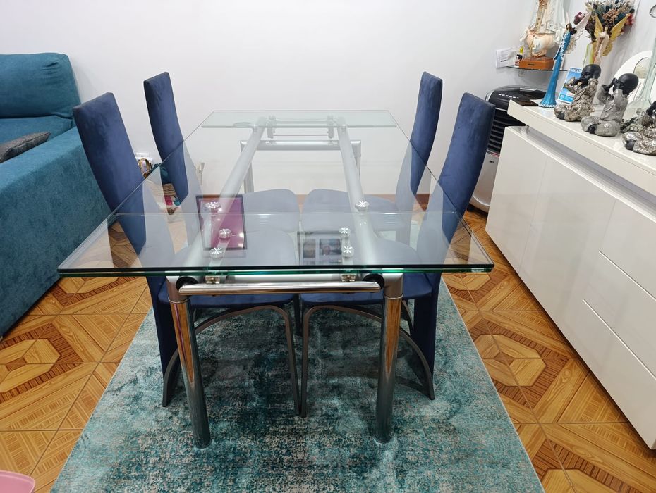 Mesa de vidro extensível com cadeiras