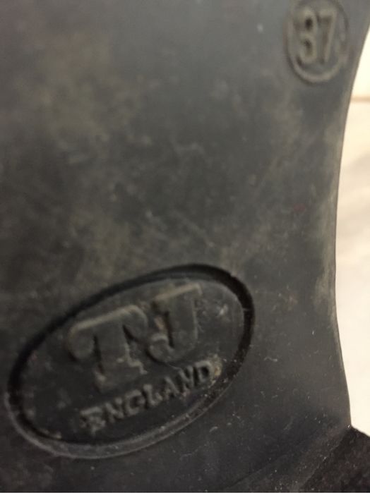 Botas  unixexo em pele castanha e forradas por dentro com pelo