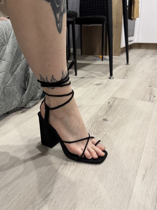 чорні босоніжки на підборах