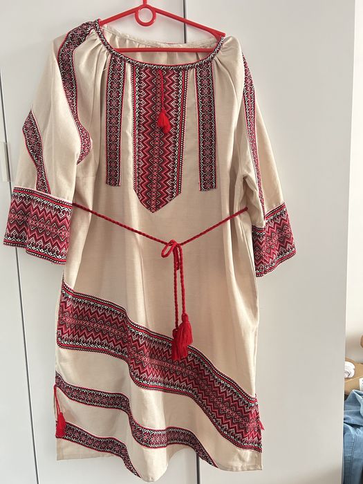 Вишита жіноча сукня