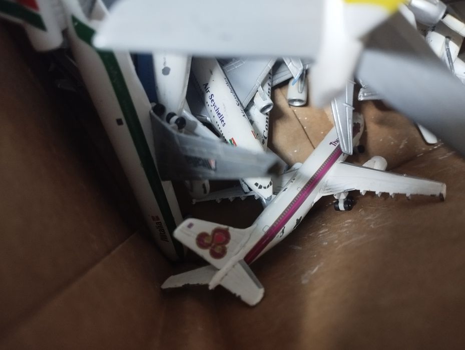 Varias miniaturas de avião