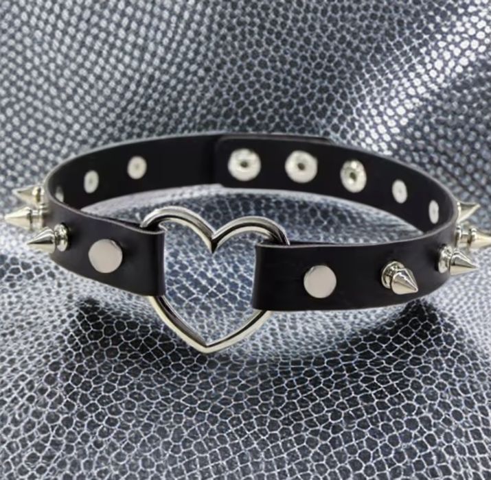 чокер із шипами серце чорний шкіряний