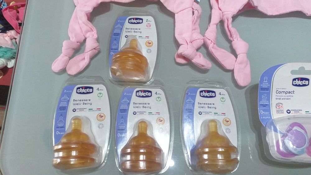 Diversos artigos novos CHICCO  e 2 fraldinhas