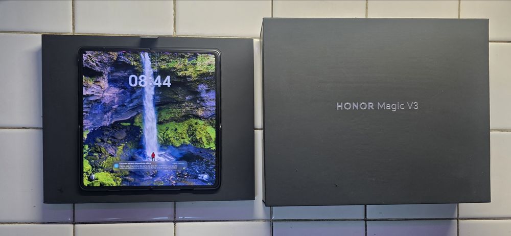 HONOR Magic V3 em excelentes condições, bem estimado. Com caixa e todos os  acessórios.