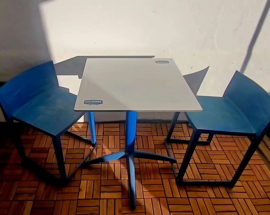 Mesa e duas cadeiras