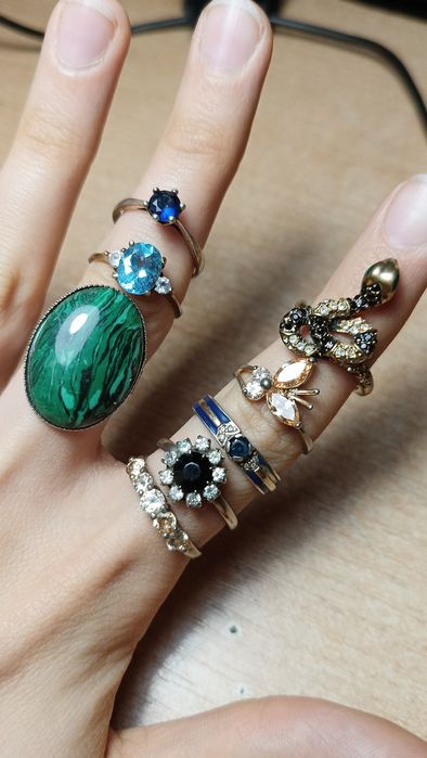 Сережки, перстні, підвіски та броши