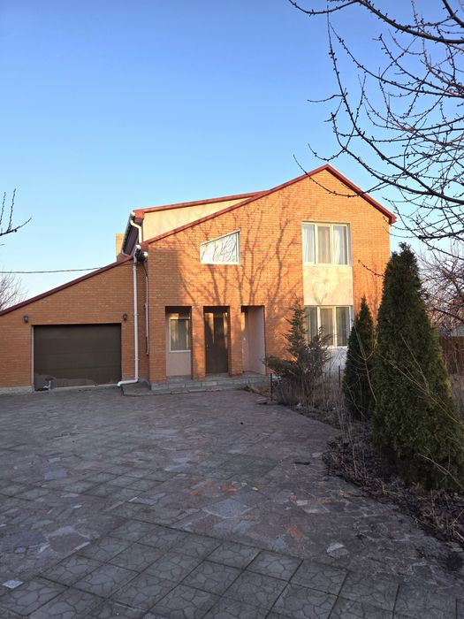 Продається двоповерховий будинок