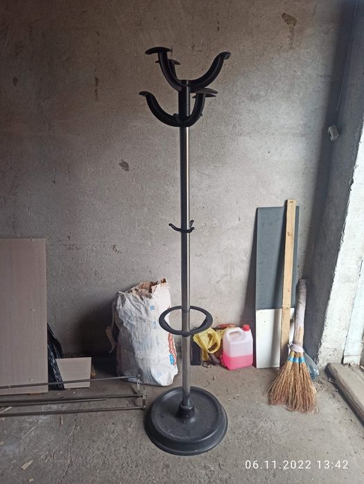 Продам вешалку состояние отличное, пыльная, отправляю только олх доста