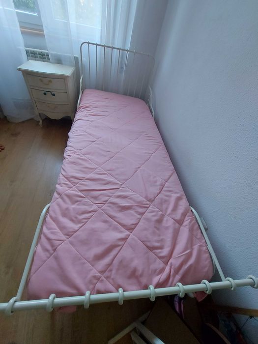 Cama branca em ferro extensível com colchão incluído