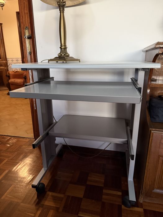 Mesa de computador com prateleira e rodas