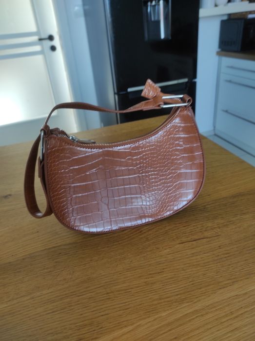 Mała torebka crossbody łódka camel na zamek