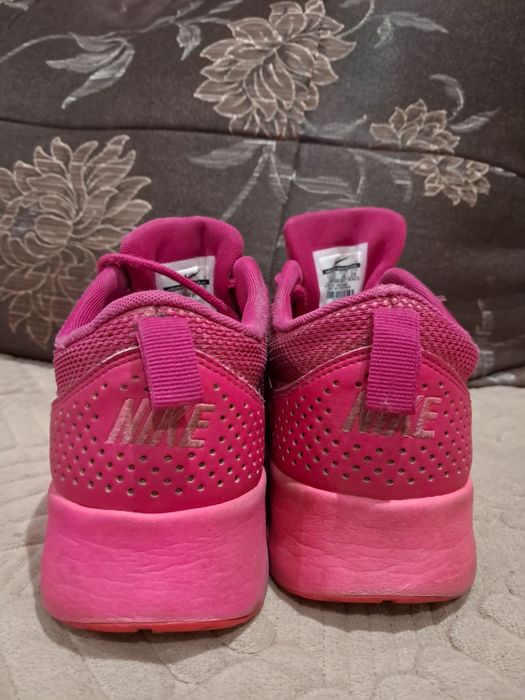 Жіночі,  кросівки — яскраво-рожева модель Nike Air Max Thea