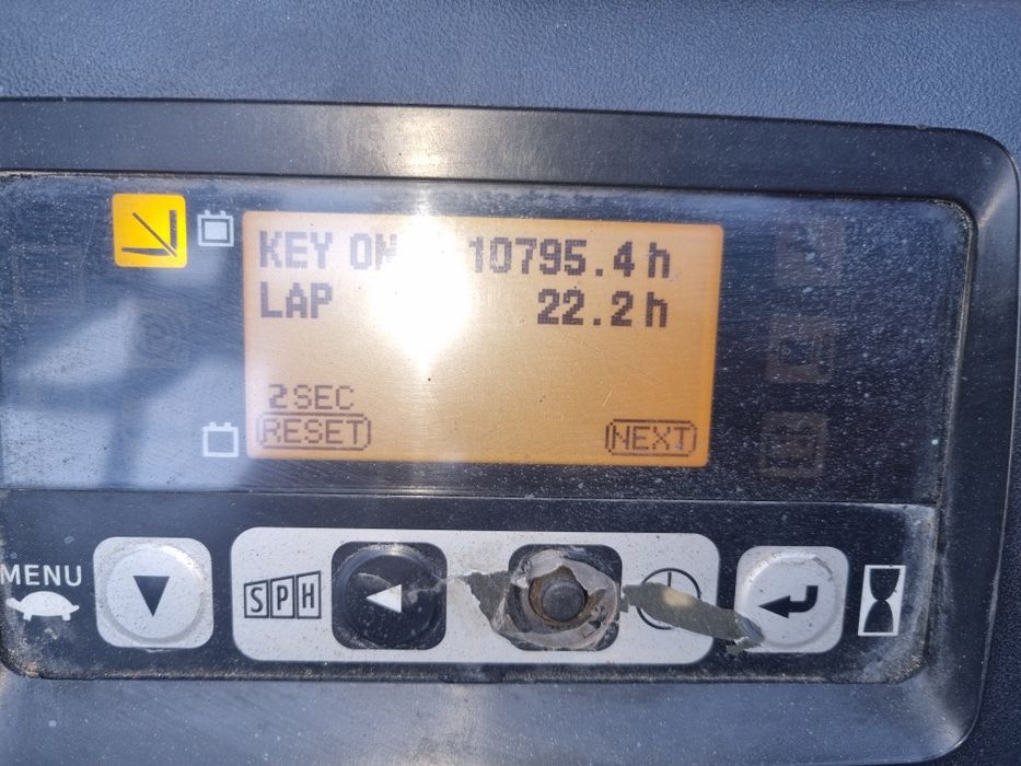 Wózek widłowy Toyota elektryczny.