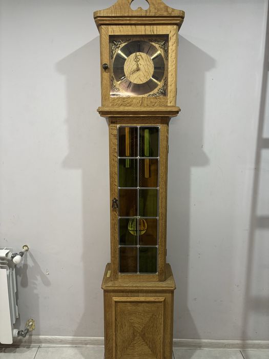 Zegar stojący dębową obudową i witrażami