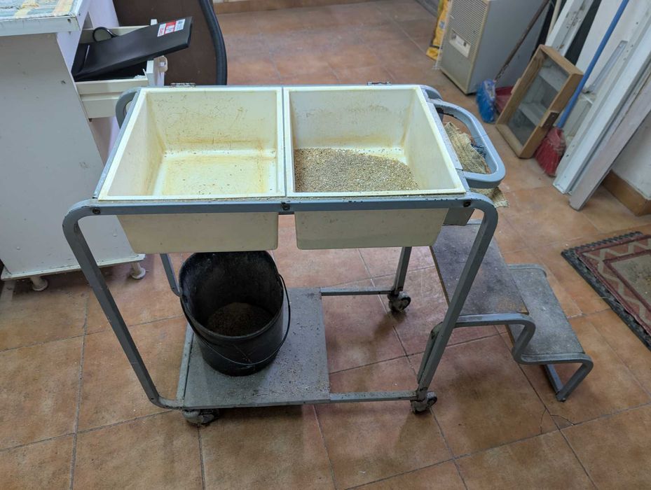 Carro de apoio para limpeza de gaiolas e alimentação