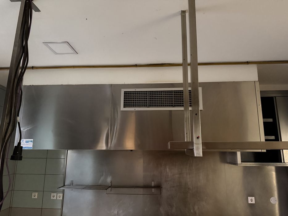 Hot de exaustão em inox com grelha de insuflação