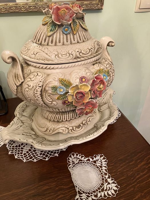 Waza porcelanowa z pokrywką i talerzem.