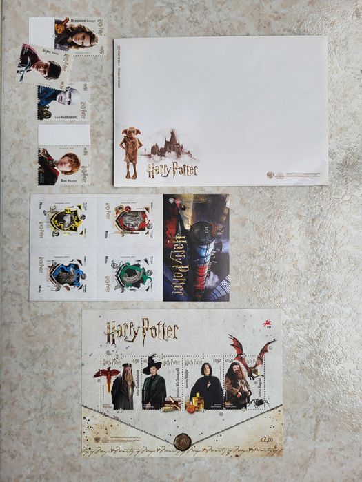 Conjunto Livro Harry Potter e a Pedra Filosofal + Selos de Coleção