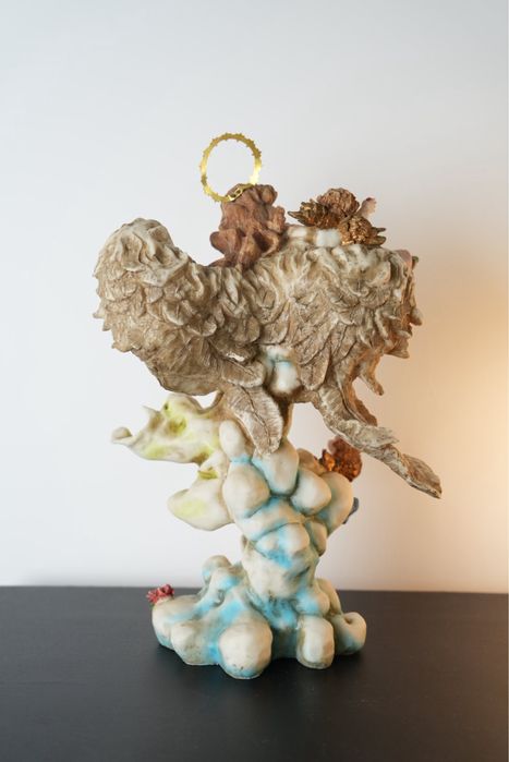 Estátua de Santa guardiã com anjos