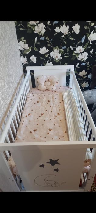 дитяче ліжечко з матрацом та постіллю