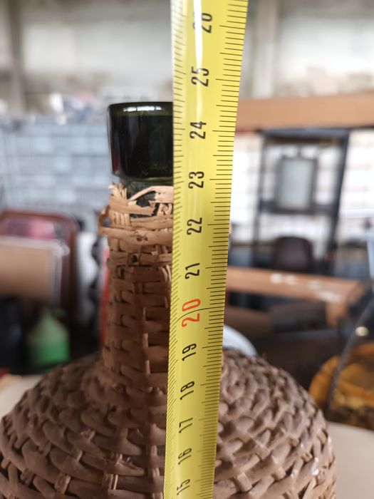 Garrafões pequenos espalhados