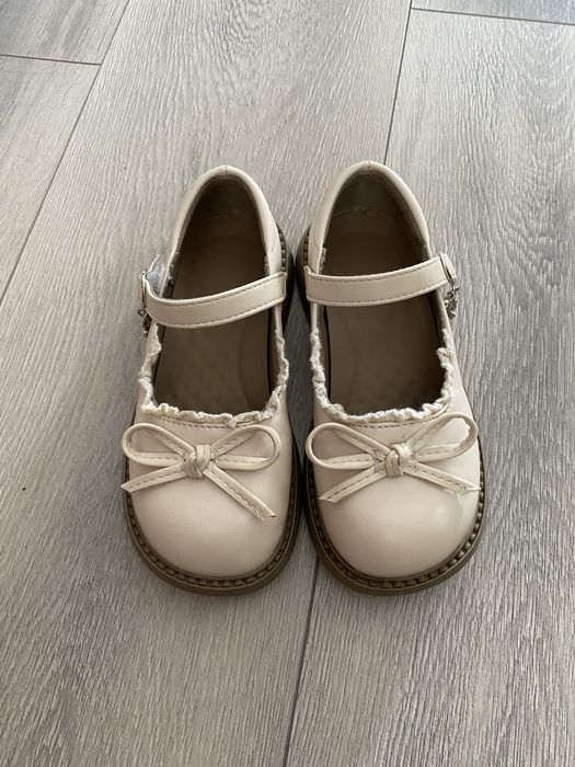 Шкіряні туфлі для дівчинки