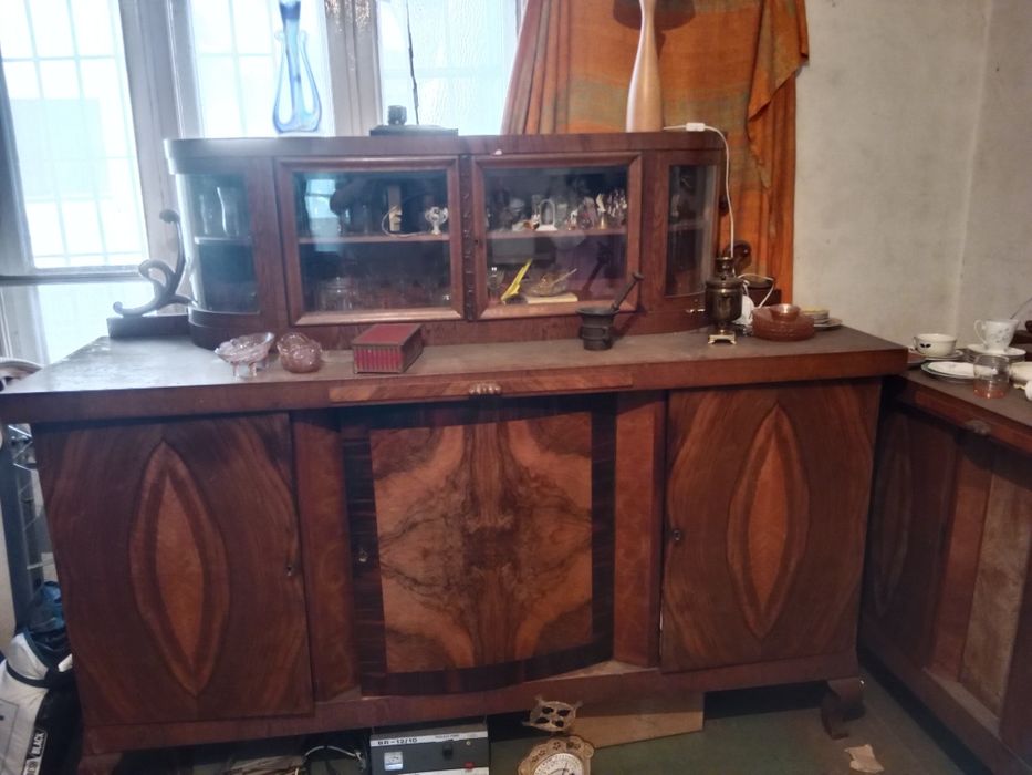 Stary kredens z pomocnikiem