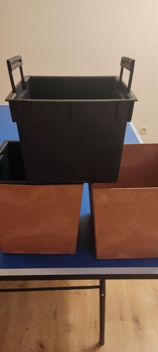 Dwie nowe doniczki prosterplast z wkładem