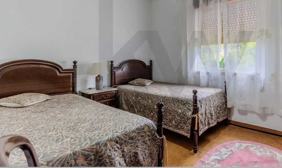 2 camas de solteiro com colchões + mesa de cabeceira + armário + cómoda + cadeira de quarto