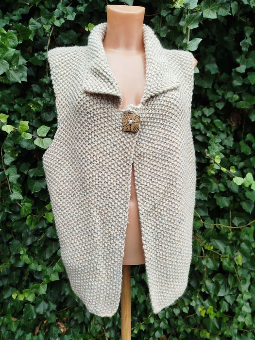 Beżowa kamizelka, serdak, bezrękawnik damski zapinany drewniany guzik