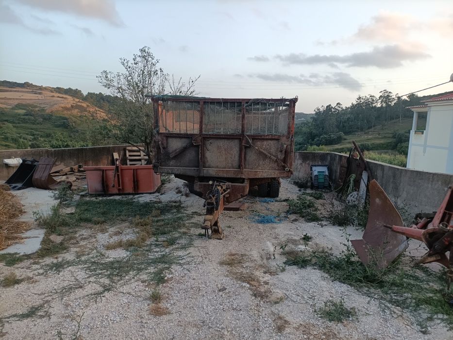 Várias alfaias agrícolas e trator de rastos