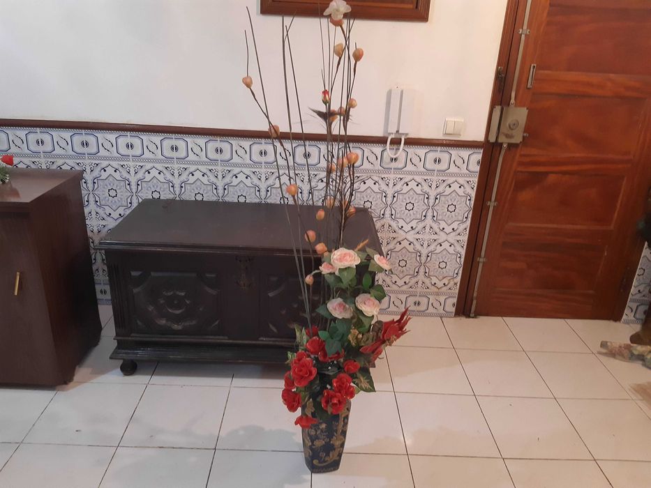 Jarra 35cm altura, c/arranjo flores artificiais,c/ altura total 1m40cm