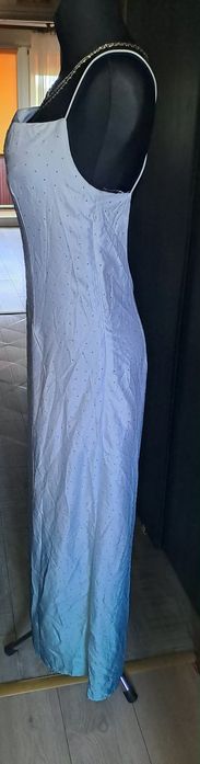 Elegancka dluga sukienka w ala diamencikina ramiaczkach odkryte plecy