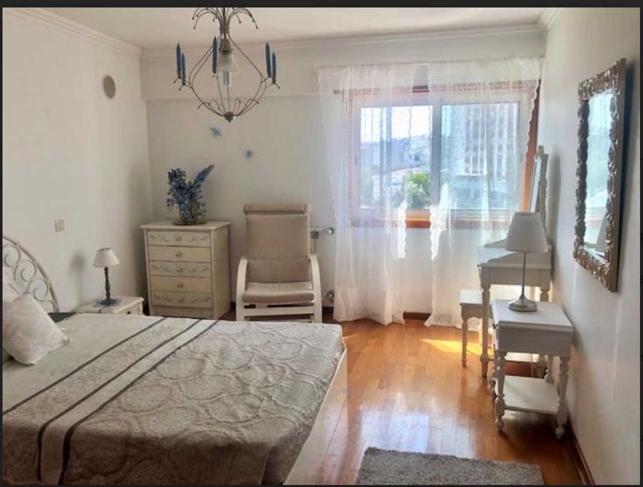 Arrendo quarto grande e muita luz junto metro Carnide, em ambiente sossegado e seguro