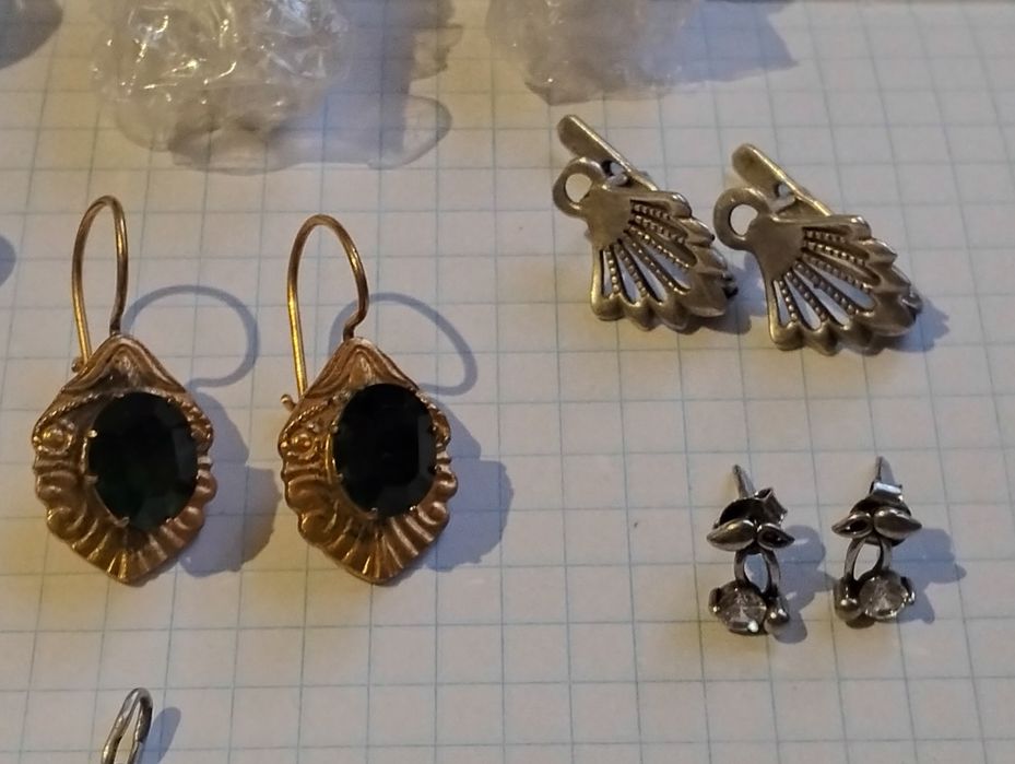 Срібні прикраси.