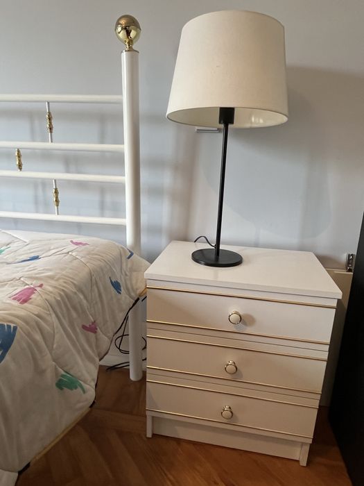 Cama e mesas cabeceira
