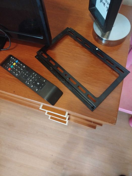 TV 32 polegas. Com suporte para a parede