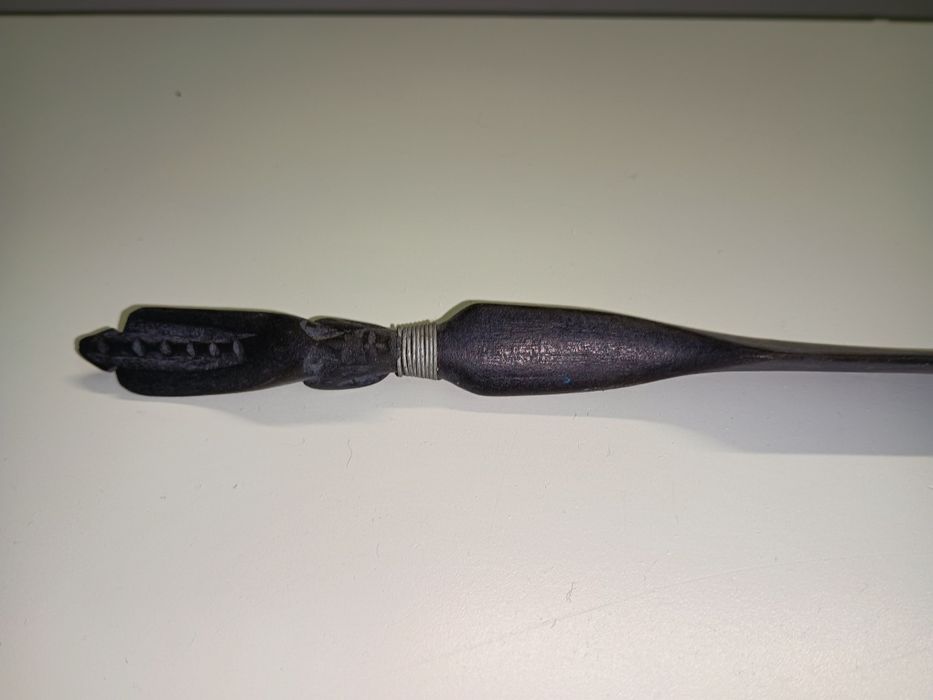 Utensílio para abrir cartas em pau preto. Arte artesanal africana. Nun