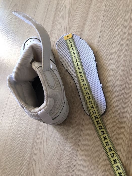 Sneakersy dziecięce białe Nike.