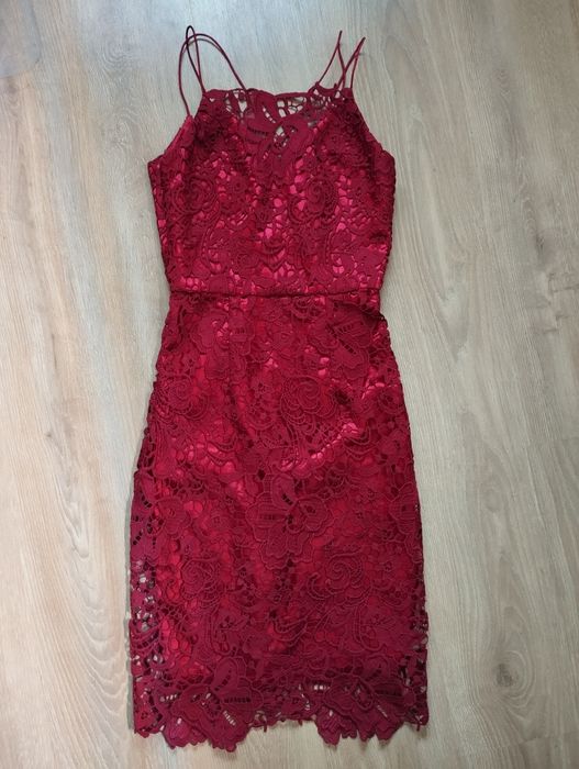 Piękna bordowa sukienka z koronki