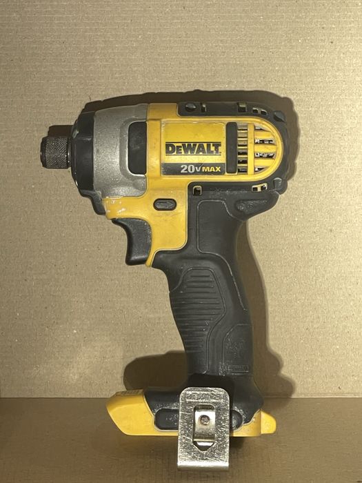 Імпакт Dewalt DCF885