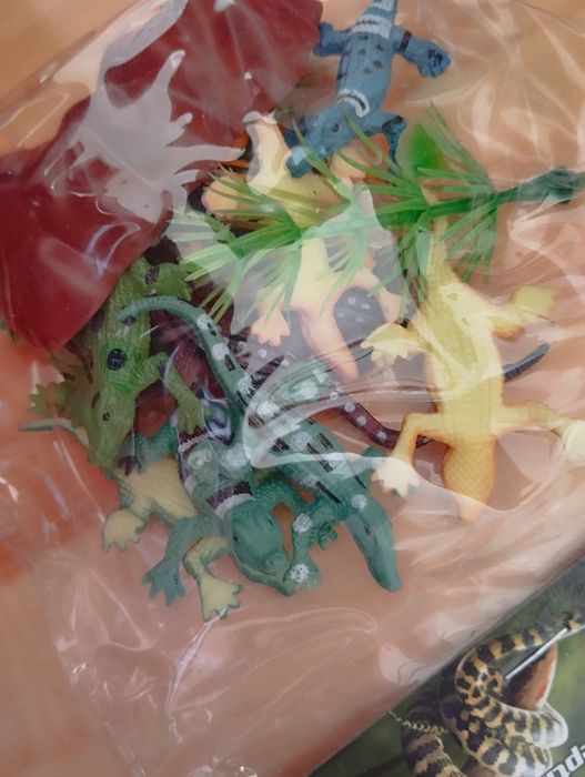 Zestaw 12 plastikowych krokodyli