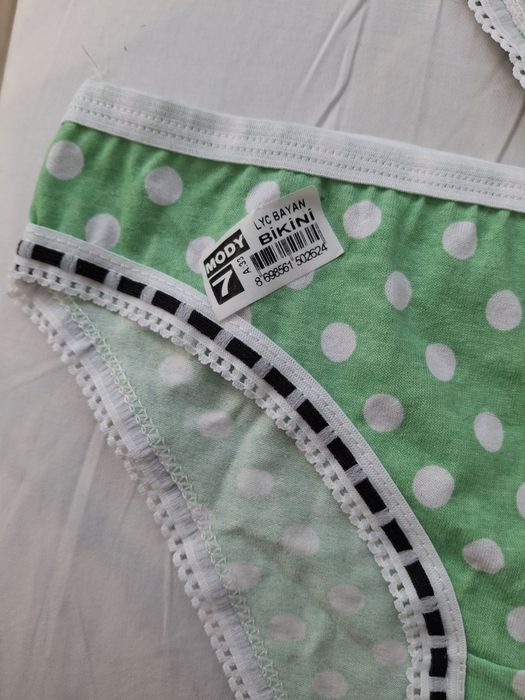 Trzy sztuki majteczek dla dziewczynki