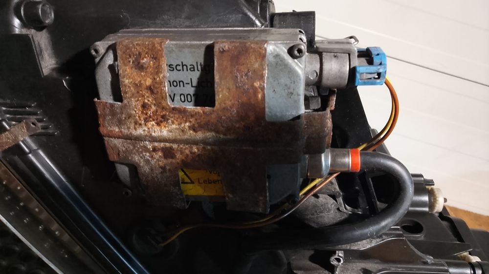 Lampa przód Passat B5 lift XENON Prawa kompletna Hella