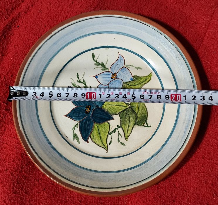 Prato em barro pintado à mão