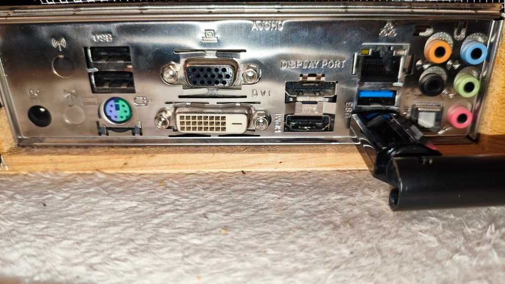 PC HTPC invisível c/ Windows 11 c/Comando apontador Teclado e Wifi // Custom Hidden Home Theater Personal Computer