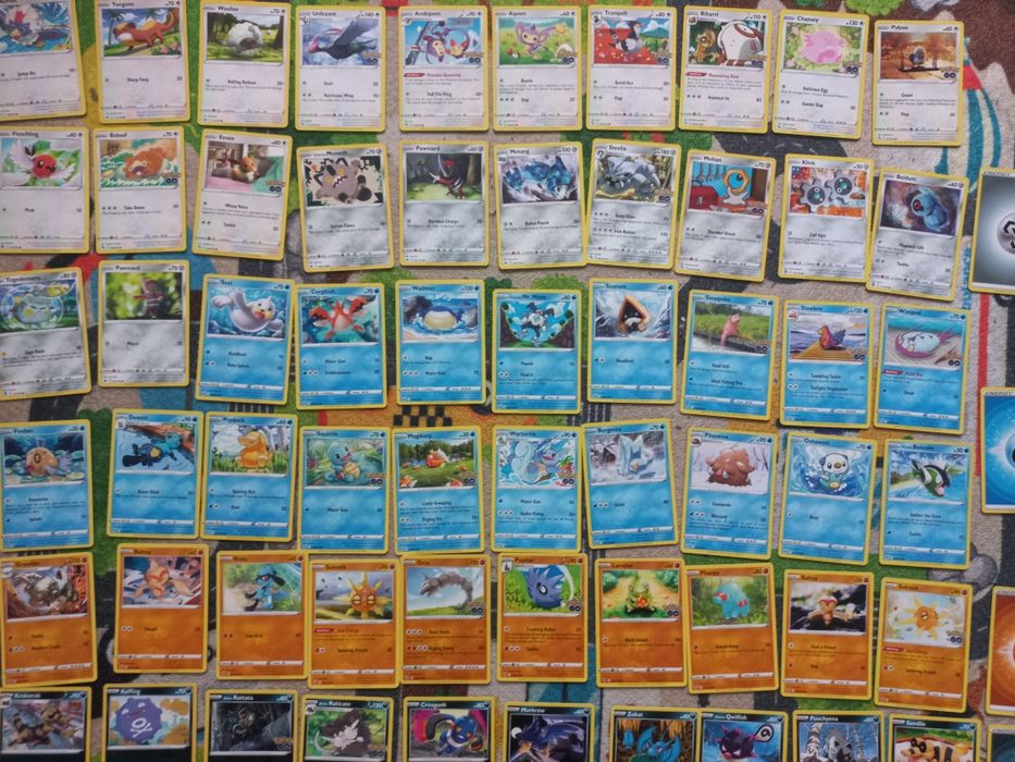 Zestaw 100 różnych oryginalnych kart pokemon.