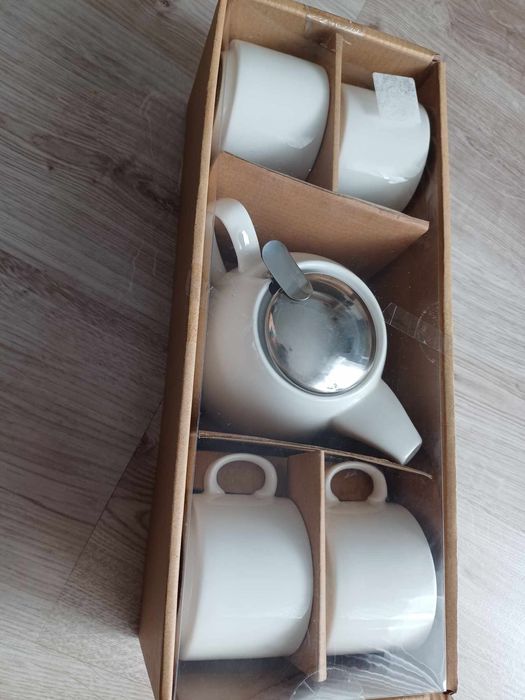 Zestaw do herbaty, dzbanek i 4 filiżanki