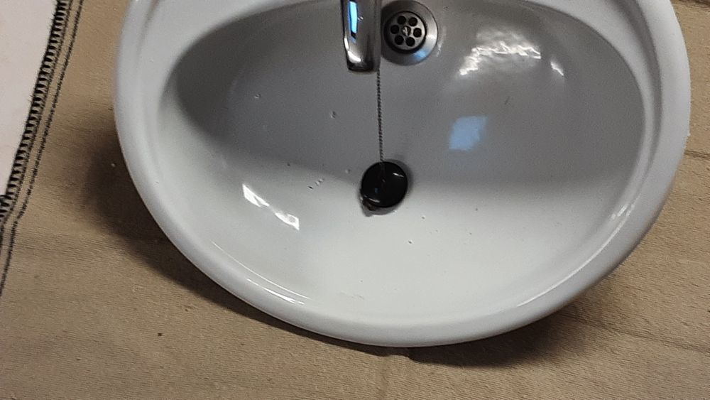 Lavatório de casa de banho com misturadora