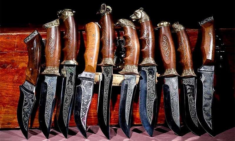 Большой ассортимент ножей, топоров — всё для кухни, рыбалки и охоты